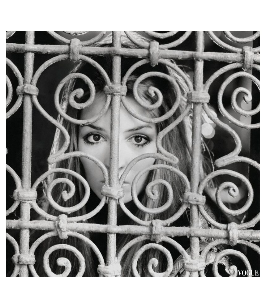 talitha-getty-looks-out-from-behind-an-ironwork-grille-in-the-palais-de-la-zahia-circa-january-1970-photo-patrick-lichfield